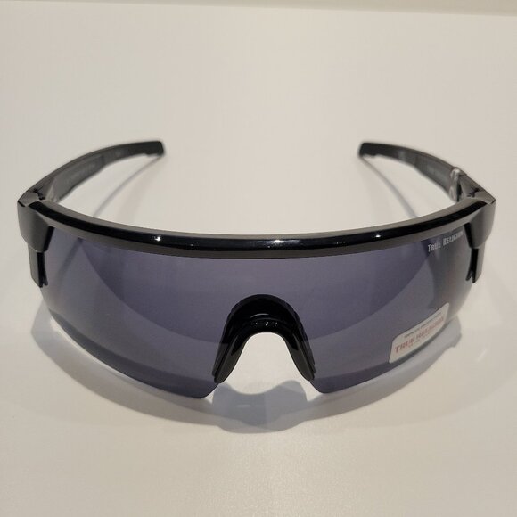 【TRUE RELIGION】★サングラス★ FLAT TOP SHIELD SUNGLASSES TRUE RELIGION Jeans Shield Wrap Sunglasses Black/Gray